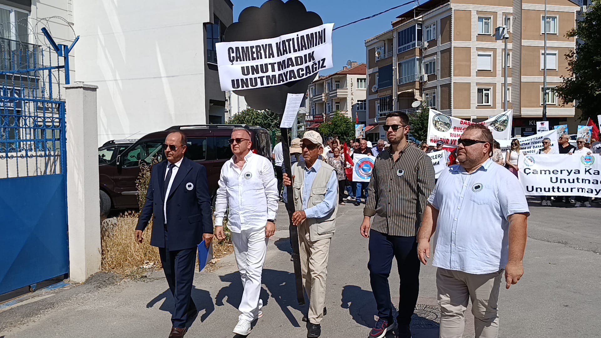 Yunanistan'ın kuzeybatısında binlerce Müslüman Arnavut'un öldürüldüğü Çamerya Katliamı'nın 82'nci yıl dönümünde Edirne'de bir araya gelen sivil toplum kuruluşları, Yunanistan Konsolosluğu önüne siyah çelenk bırakarak tepki gösterdi.